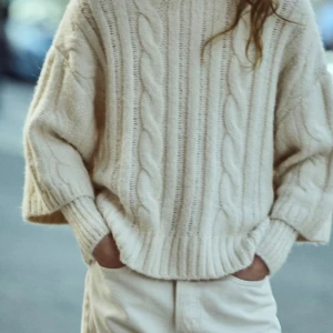 Kabelstickad tröja Zara - Stickad tröja med dubbla ärmar från Zara. Storlek S. Använd 1 gång