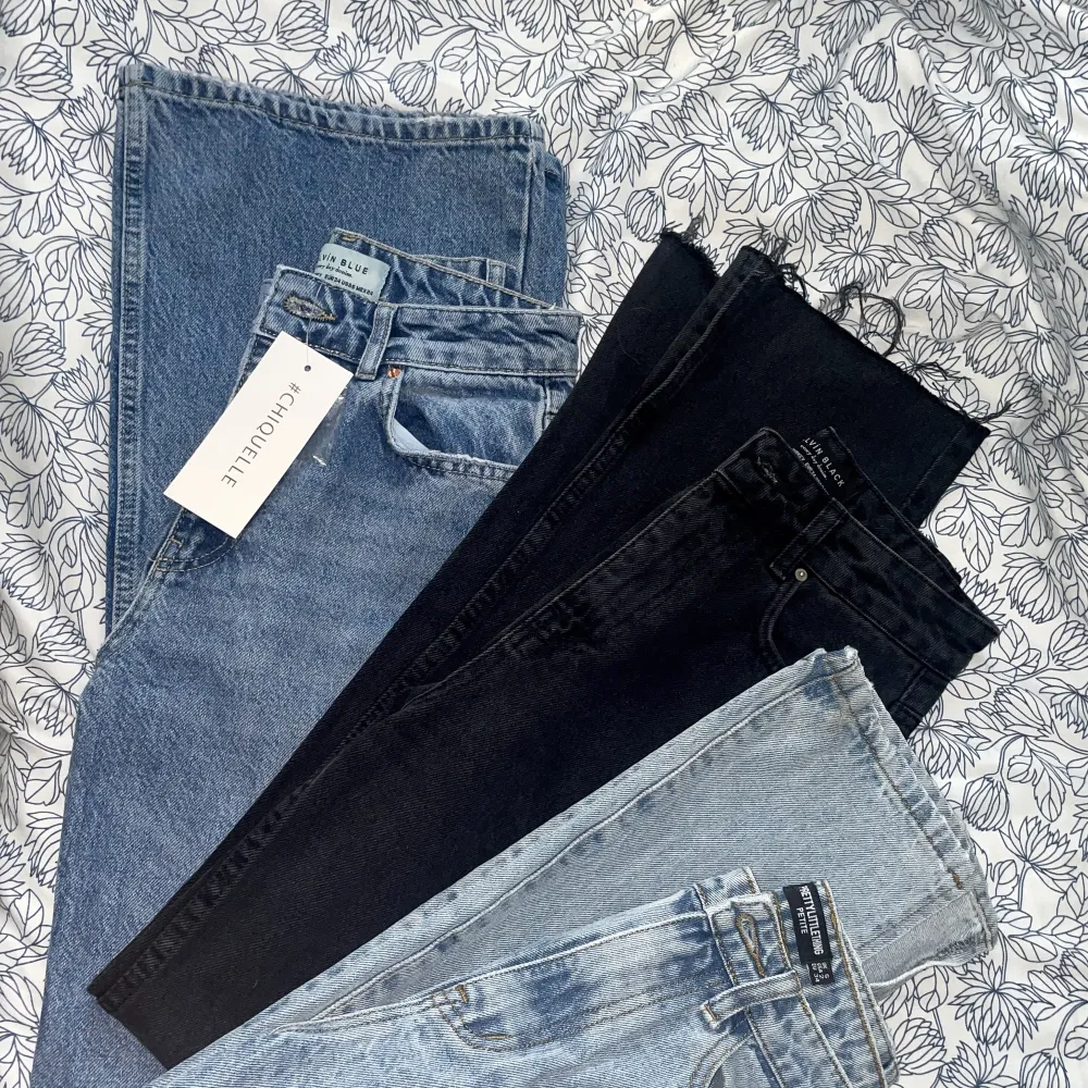 1 - Mörkblåa bootcut jeans, helt oanvända med prislapp kvar, nypris 599 kr. Köps separat: 300 kr. 🖤2 - Svarta straight jeans med slits, nypris: 499 kr. Köps separat: 200 kr. 🖤3 - Ljusblåa straight jeans med slits, nypris ca 400 kr. Köps separat: 150 kr.. Jeans & Byxor.