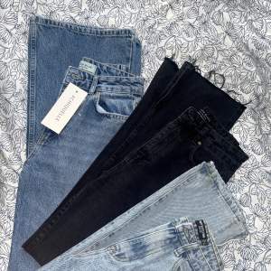 1 - Mörkblåa bootcut jeans, helt oanvända med prislapp kvar, nypris 599 kr. Köps separat: 300 kr. 🖤2 - Svarta straight jeans med slits, nypris: 499 kr. Köps separat: 200 kr. 🖤3 - Ljusblåa straight jeans med slits, nypris ca 400 kr. Köps separat: 150 kr.