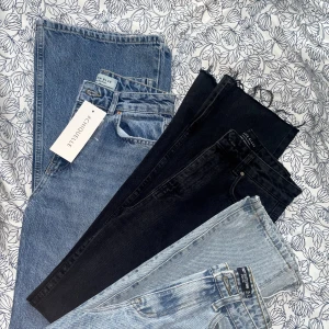 PAKETPRIS jeans stl 34 - 1 - Mörkblåa bootcut jeans, helt oanvända med prislapp kvar, nypris 599 kr. Köps separat: 300 kr. 🖤2 - Svarta straight jeans med slits, nypris: 499 kr. Köps separat: 200 kr. 🖤3 - Ljusblåa straight jeans med slits, nypris ca 400 kr. Köps separat: 150 kr.