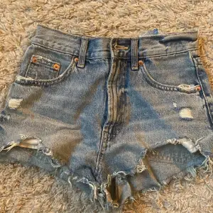 TRYCK INTE KÖP Nu,  här säljer jag ett par jeans shorts eftersom att jag inte har något intresse för dem längre, inga defekter och använt få gånger så dem är som o nyskick köpta för runt 300kr och säljer för 200 men pris kan diskuteras!💓💓💓💓storlek 32