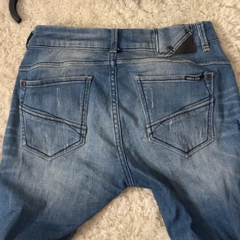 Säljer dessa sjukt snygga lågmidjade jeansen som tyvärr är för långa för mig😭de har både snygga detaljer fram och bak😭❤️modell bootleg. Står inte vilken strlk men skulle gissa 34-36 . Jeans & Byxor.