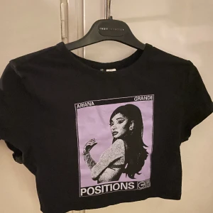 ariana grande hm tröja  - fin croppad tröja i storlek L ! 