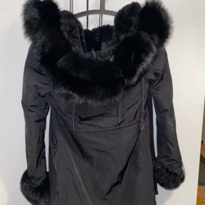 Parka jacka - Använde den under 1 säsong, den har inga missfärgningar eller skador på sig. Det är storlek Xs på den, man kan även ta av pälsen på den om man inte vill ha det. Köpte den för 3800 men säljer den för mycket billigare. Pris kan diskuteras