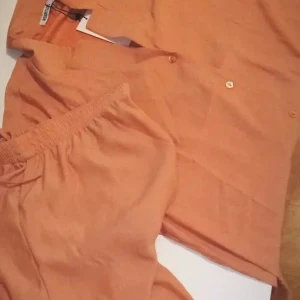 Pyjamas satin (Dam) Str: S (34-36) - Helt ny! - Hej.  Min syster köpte en komplett pyjamas, alltså underdel och överdel. Tyvärr var den lite för liten för henne, så hon önskar sälja denna för 400kr. Lappen sitter fortfarande på.  Materialet är satin.  