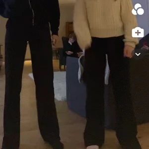 Raka kostymbyxor  - Raka kostymbyxor från pull and bear. Använda endast den gången på bilden. 