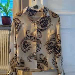 70s skjorta  - Snygg secondhand 70-tals skjorta i siden! Passar storlek S/M! 🌞⭐️🌻 