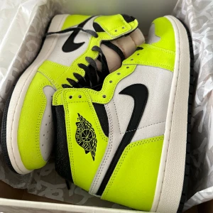 HELT NYA Air Jordan 1 Retro High OG - Air Jordan 1 Retro High OG - VOLT/BLACK-SAIL  Helt oanvända. Köpta via SNS, så kvitto finns! Ord pris 1899:-  EU: 45