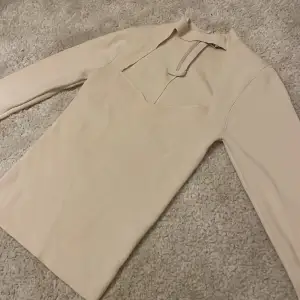 Ass cool zara tröja som inte säljs längre endast andvänd en gång inga defekter  💕Tröjan är som  ny 💕TRYCK PÅ KÖP🚨💕