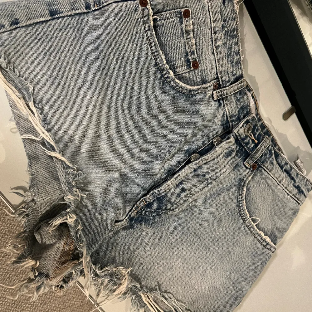 superfina shorts i strl 36 men som tyvörr aldrig kommit till användning då dom är försmå för mig💕ordinarie pris 300. Shorts.