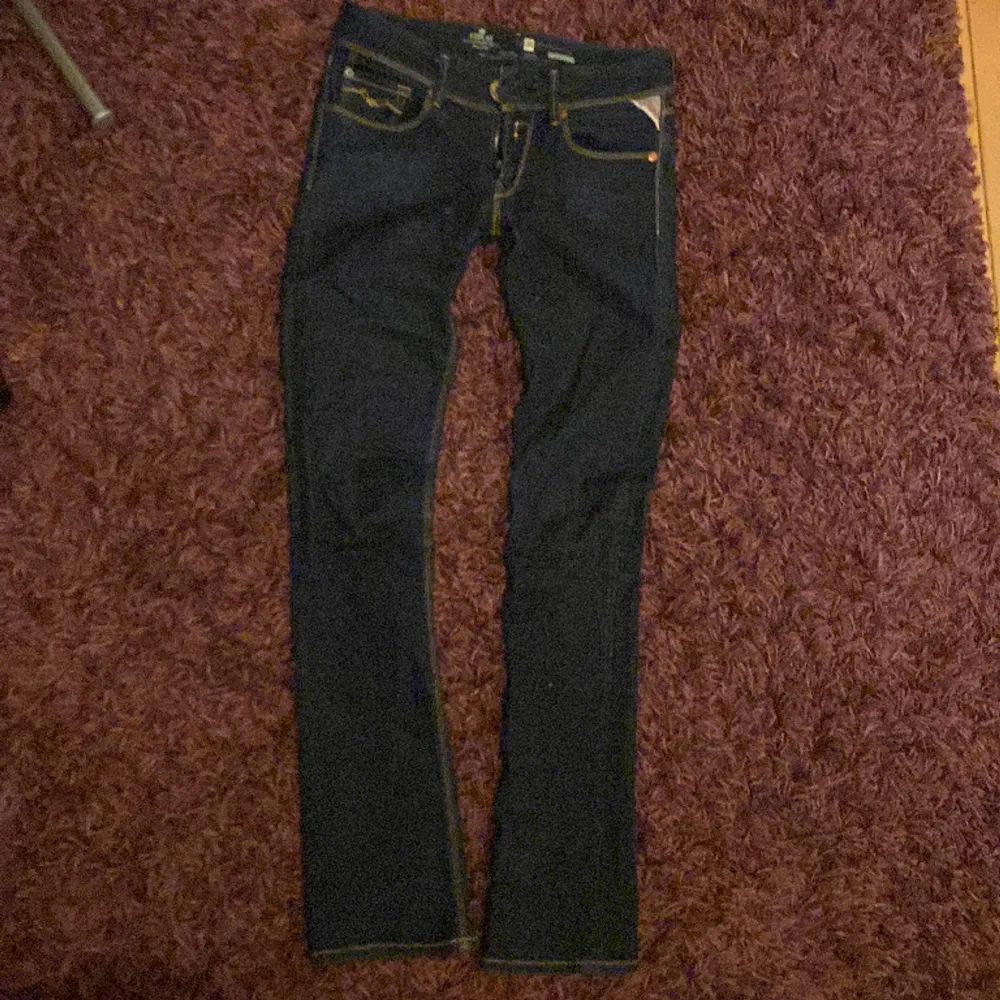 Säljer dessa low waist straight leg replay jeans då de är lite för korta för mig, jag är ca 168. Det är mörkblåa med fina detaljer och mycket bra skick💞💞. Jeans & Byxor.