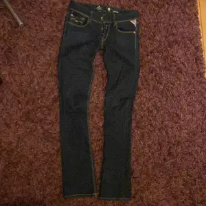 Säljer dessa low waist straight leg replay jeans då de är lite för korta för mig, jag är ca 168. Det är mörkblåa med fina detaljer och mycket bra skick💞💞