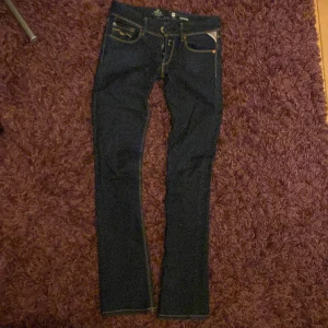 Low waist Replay jeans - Säljer dessa low waist straight leg replay jeans då de är lite för korta för mig, jag är ca 168. Det är mörkblåa med fina detaljer och mycket bra skick💞💞