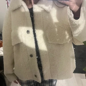 Teddy Björn jacka - Köpte den på vinted och har inte kommit till användning🥰 Är i storlek L men passar dom som har M också😊