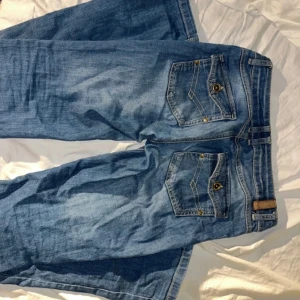 Lågmidjade jeans - Sköna jeans med låg midja. Använda fåtal gånger då de är lite för långa på mig. 