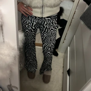Zebra byxor - Snygga zebra byxor som tyvärr inte kommer till användning! I jättebra skick, har dragkedja på sidan🩷passar mig perfekt som är 165