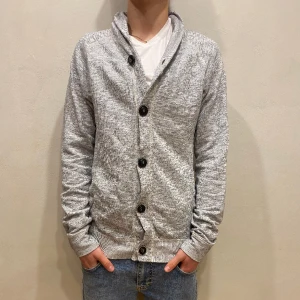 Kofta Cardigan Levis  - Hej! Säljer nu min kofta från märket Levis, Storlek M fint skick. Tveka inte på att höra av dig om du har frågor eller funderingar kring varan! 