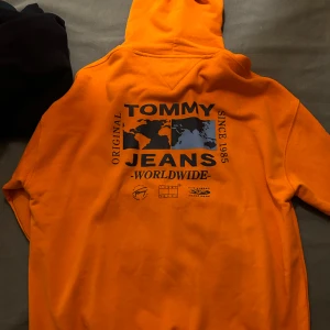 Tommy hilfigger tröja - En otroligt snygg Tommy hilfigger tröja i storlek s men är väldigt stor i storleken. Tröjan är inköpt för några år sedan och går inte längre att köpa. Nypris var 1500. Tröjan är aldrit använd och prislappen sitter kvar 