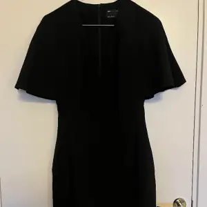 Säljer denna super fina svara klänning från asos. Det har tyvärr aldrig kommit till användning💕