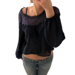 Blus - Marinblå blus ifrån hm men säljs inte mer, supersöt, bra skick!