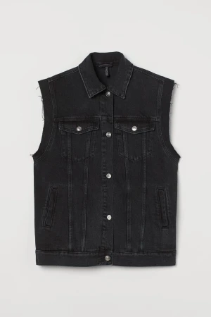 Svart Jean väst - Svart jeans väst från H&M. Fint skick, ända grejen är att den är sliten vid ärmarna men det gör västen bara finare.  Originalpris: 399kr  Är S men sitter mer som ett M