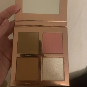 Sassy palett Caia - Säljer min lite använda sassy palett ifrån Caia. Säljer pga att den inte kommer till användning! Nypris 395. Obs har inte kartongen kvar!