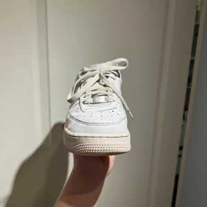 Nike air force billigt! - Storlek 40 Väldigt använda men det är ett billigt pris  Snabb affär =ner sänkt pris om ni e intresserade hör av er