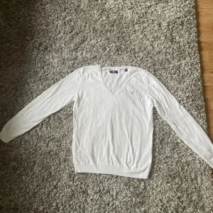 GANT tröja! - Fin vit tröja med litet GANT tryck. Den är V-ringad, skönt & tunt material. Knappt använd pga för liten. BRA SKICK💓Helt vit på baksidan.