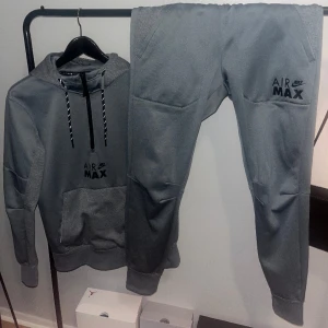 Nike Air Max dress - Strorlek XS på tröjan och storlek S på byxorna! Hör av er vid intresse!😁