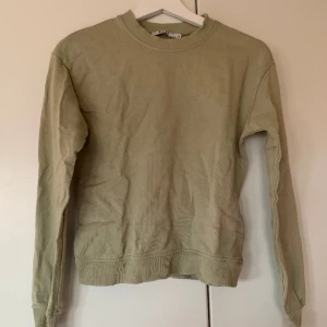 Sweatshirt från NA-KD - Använd några gånger men i fint skick. Storlek XS men kan även passa S. 