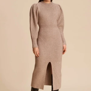 Adoore klänning - Adoore klänning i modellen Verbier! Beige/grå färg i nyskick då den endast är använd en gång!