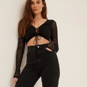 Meshtopp från NAKD - Långärmad mesh-topp från NAKD. Litet hål på vänstra ärmen, syns inte speciellt mycket när man har den på. Se bild Annars fint skick!