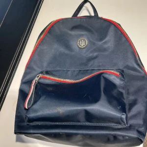 Tommy Hilfiger Ryggsäck - Ryggsäcken har lite vit färg på sidan men det borde gå att tvätta bort. 