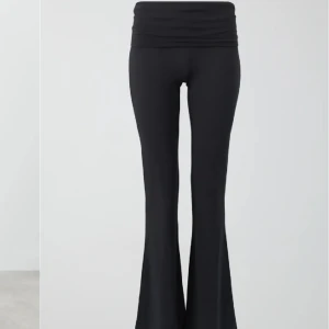 Soft touch folded flare pants - Mörkgråa Soft touch folded flare pants från Gina tricot, med lapparna kvar, inte ens provade 🩶kan skicka egna bilder vid intresse. 