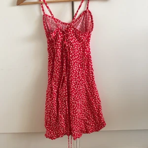 Klänning från new yorker, storlek XS - Jätte skön sommar klänning, för liten för mig, har använts mycket men är i bra skick. Går nästan ner till mina knän och jag är ca 160, går att anpassa längden på banden. 🫶