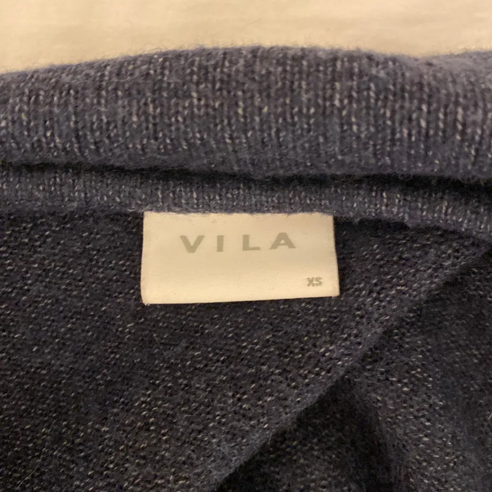 Jättefin mörkblå v-ringad stickad tröja från vila i storlek XS😇 Använd några gånger, men det är inget som syns. Köpt för 329kr.. Tröjor & Koftor.