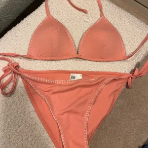 Babyrosa bikini  - Använd ett par gånger. Från hm. Bikinitrosor stl 42 och överdel stl 38.