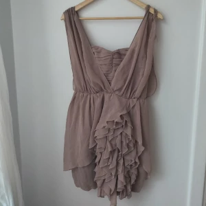 Drömmig gammelrosa festklänning H&M trend - Storlek 36, men jag kan tycka att den är aningen liten i strl. Notera att ena ärmen är sönder då jag fastnade i ett dörrhandtag, men tanken är att den kan antingen användas med ena eller båda ärmarna, eller helt utan(att de bara faller ner vid sidan)