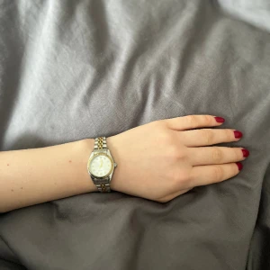 Liten klocka - Supersnygg och Trendig klocka!! Säker då den inte kommer till användning ❤️❤️ skriv privat för fler bilder