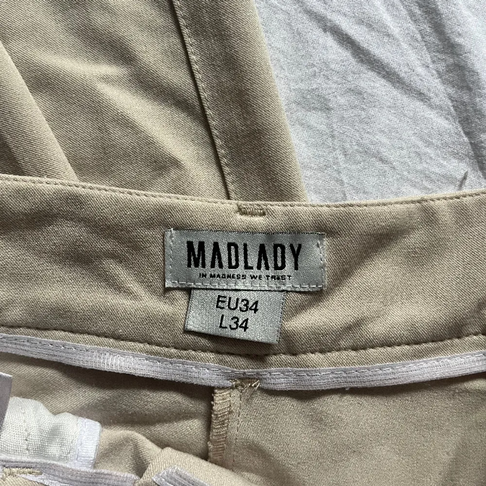 Ett par snygga beiga kostymbyxor från Madlady! Hör av dig om du har fler frågor!🥰. Jeans & Byxor.