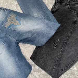 Låg Midjade Jeans - Säljer mina lågmidjade jeans för att dom är för små för mig och kommer därför inte till användning!  150kr för båda paren! 