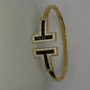 SMYCKEN  - 18K plätering. För andra färger och modeller hör av er!  350kr för armbandet. 250kr för ringen