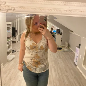 Blus  - Jättefin blus i storlek S som jag nu säljer för att den blivit för liten (ska helst användas utan bh)