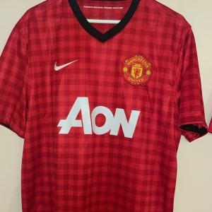 United tröja - Jävligt snygg United tröja som är från ”the glory days”. Givetvis äkta i storlek L Nyskick! 