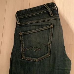 Replay Anbass - Feeeta Replay anbass i en tvättad mörkblå färg. 8/10 skick. Passar till varje outfit💸 Nypris på ungefär 1500-1700.