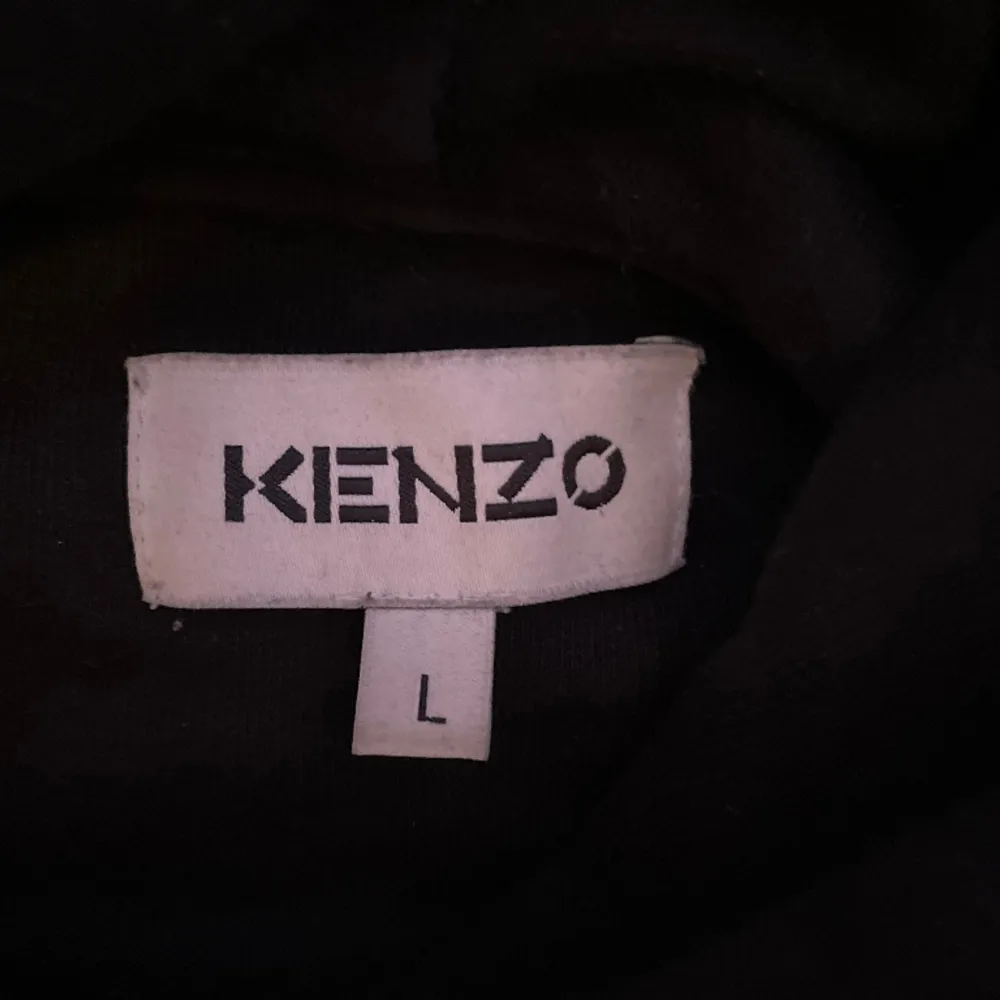 Säljer nu min feta kenzo hoodie för har ingen användning av den längre. Inget fel på den bara använd så skulle säga 9/10. Fråga på vid intresse och pris kan diskuteras. Org pris 3499. Hoodies.