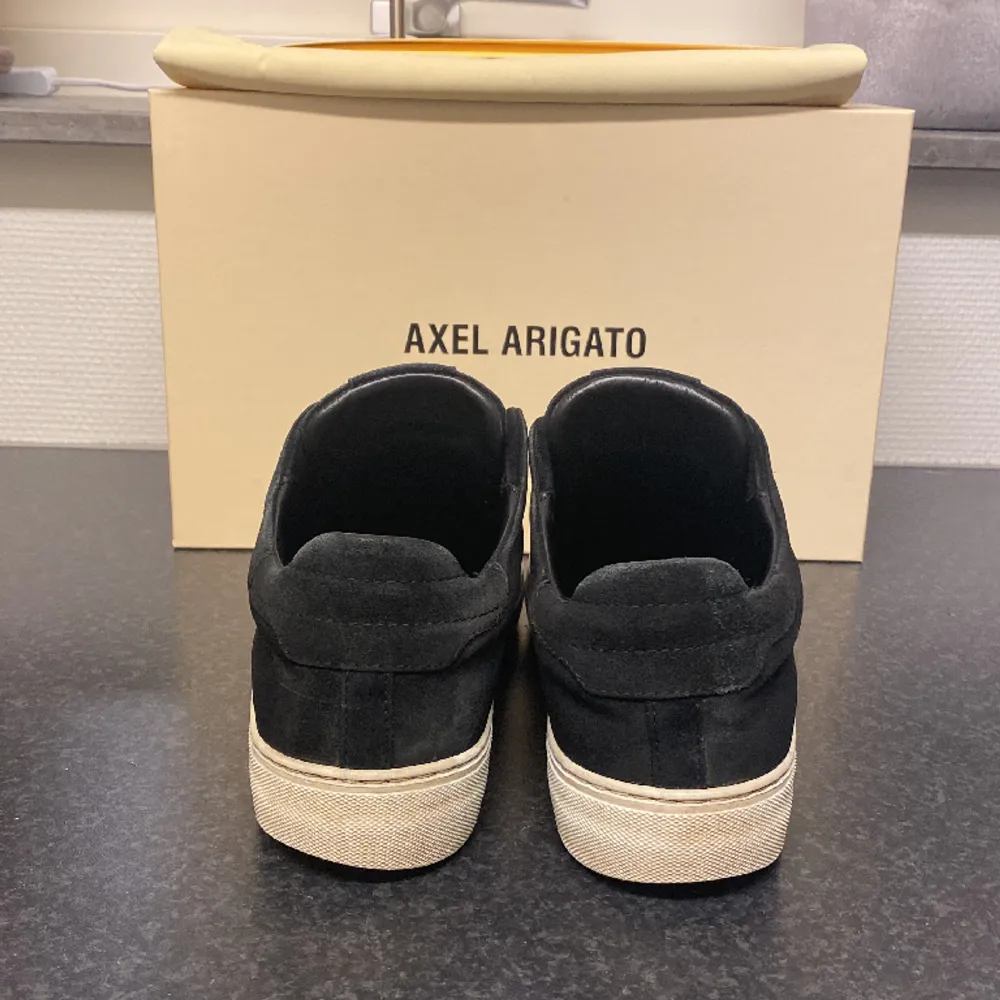 Säljer dessa riktigt snygga Arigato 360 Laceless! Köpta för ungefär 2600kr och dem är i storlek 42 EU. Riktigt bra cond på både skorna och box. Dustbag och allt og medkommer!🥂🤩. Skor.