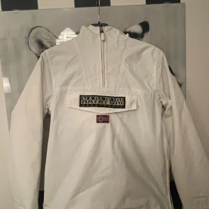 Jacka  - Säljer min jättefina napapjiri i nyskick, väldigt skön i skidbacken