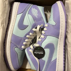 Jordan 1 Purple Aqua ÄKTA (strl. 40.5) - Äkta Jordan 1 Purple Aqua i storlek 40.5. Köpta på restocks, digitalt kvitto finns. Aldrig använda!