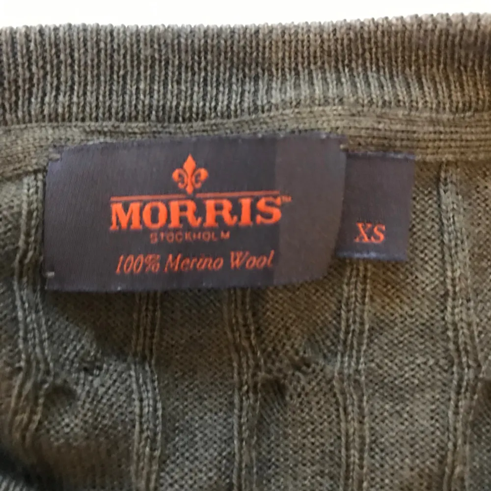 Säljer En grön kabelstickad tröja ifrån Morris! 100% merino ull. Nästan aldrig använt därför 9/10 skick. Köpa ifrån Morris får runt 1500kr säljer för 399.. Hoodies.